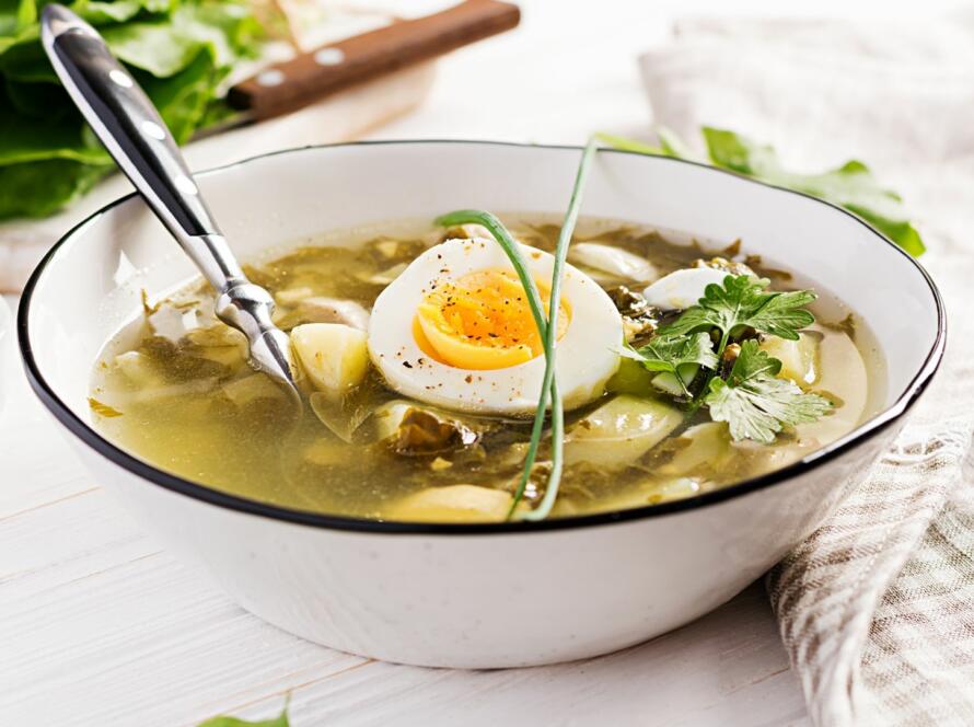 Sopa de coentros e ovo escalfado