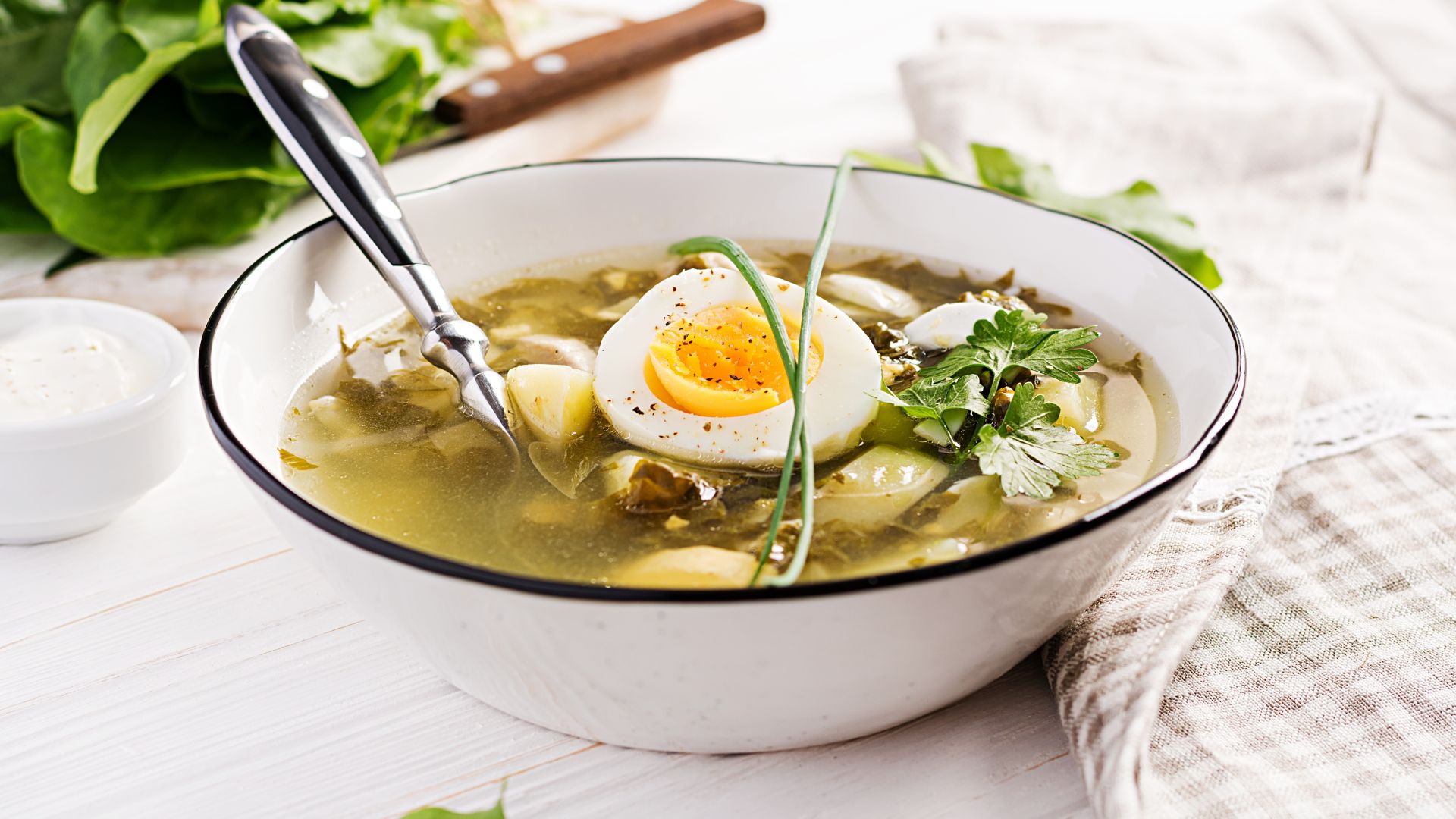 Sopa de coentros e ovo escalfado